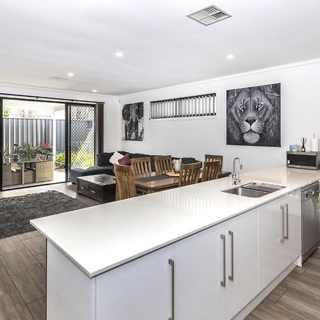 Luxury Home In Christies Beach With King Bed, Nbn, Netflix, 3Bed 2Bath Экстерьер фото